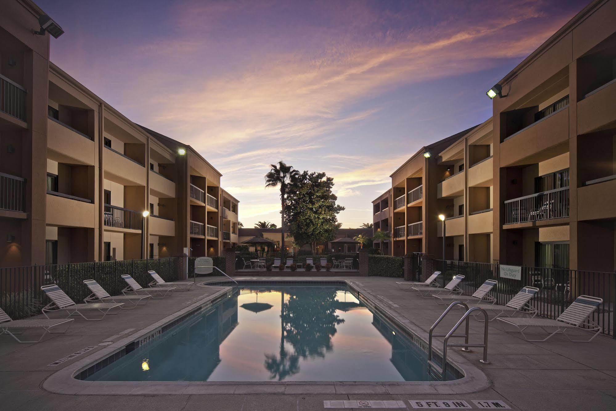 Hotel Courtyard By Marriott Orlando Airport Facilidades foto